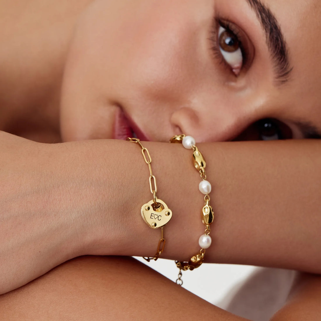Pulseira com Berloque Cadeado de Coração e Inicial