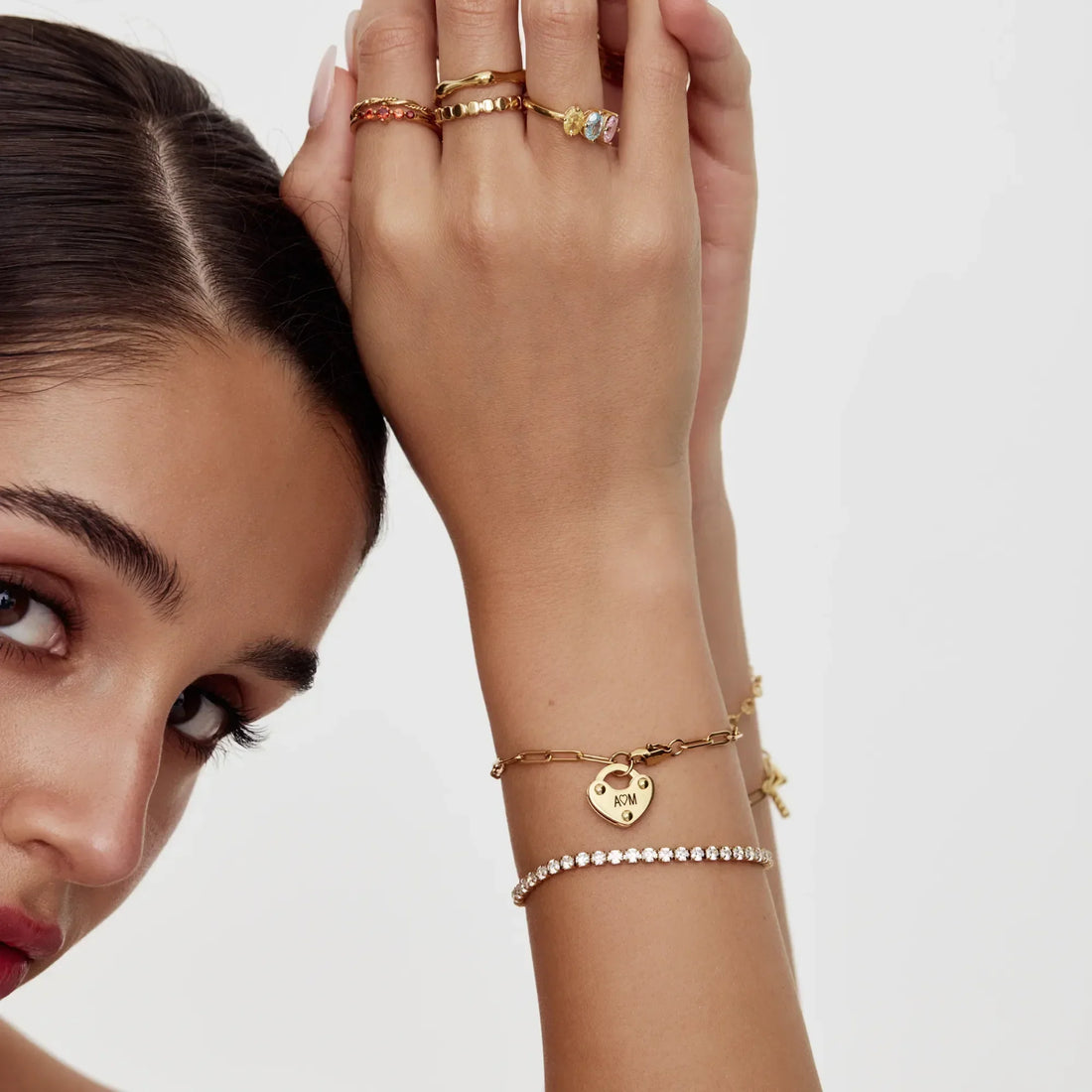 Pulseira com Berloque Cadeado de Coração e Inicial