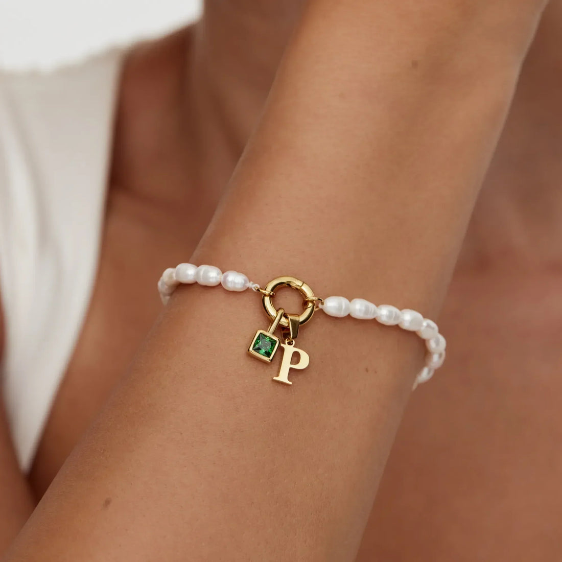 Pulseira de Pérola com Inicial e Pedra de Nascimento
