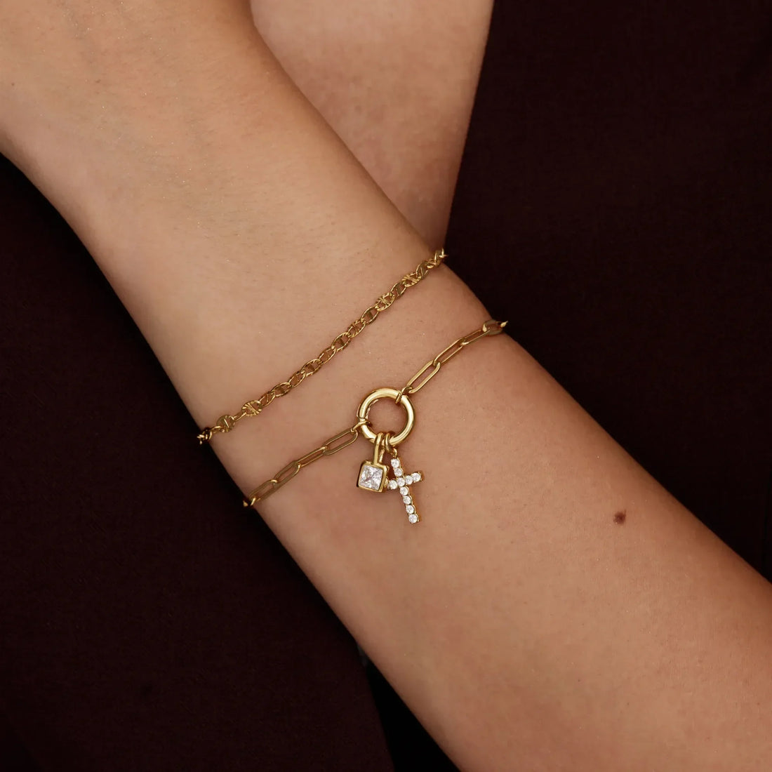Pulseira Berloque Corrente Paperclip com Cruz