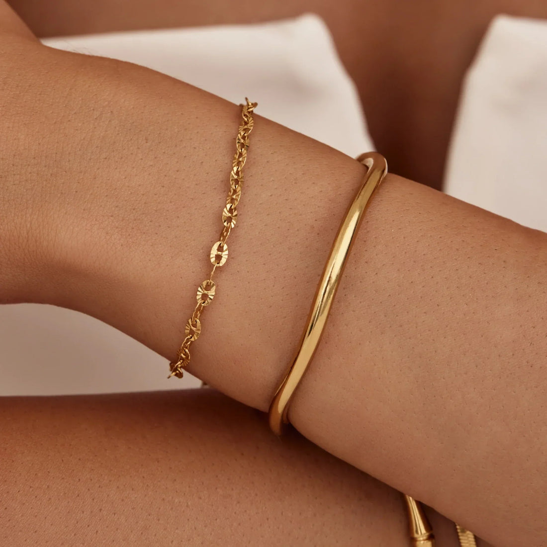 Pulseira Cuff Escultórica em Onda
