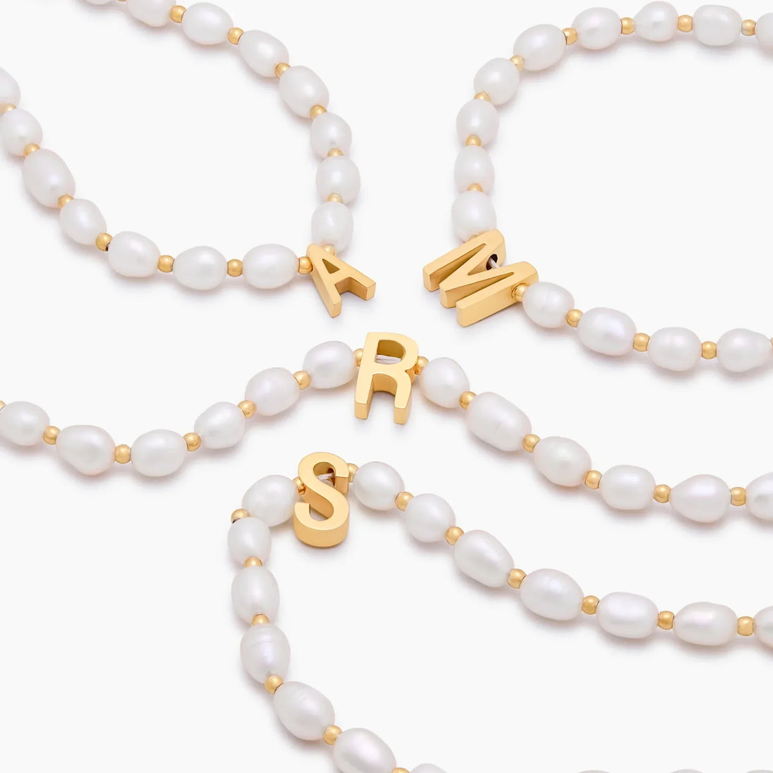 Pulseira de Pérolas com Berloque de Inicial