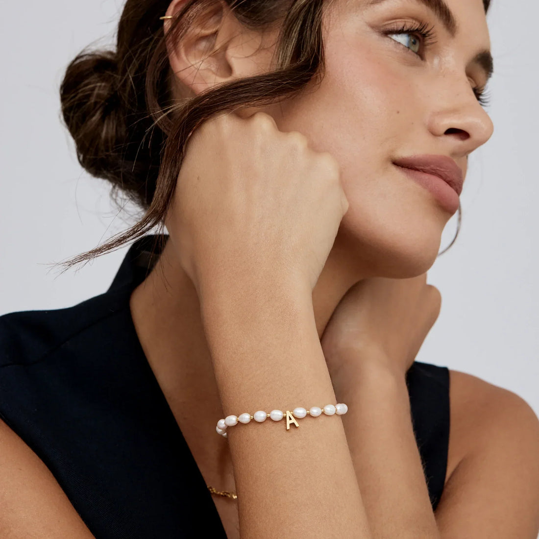 Pulseira de Pérolas com Berloque de Inicial