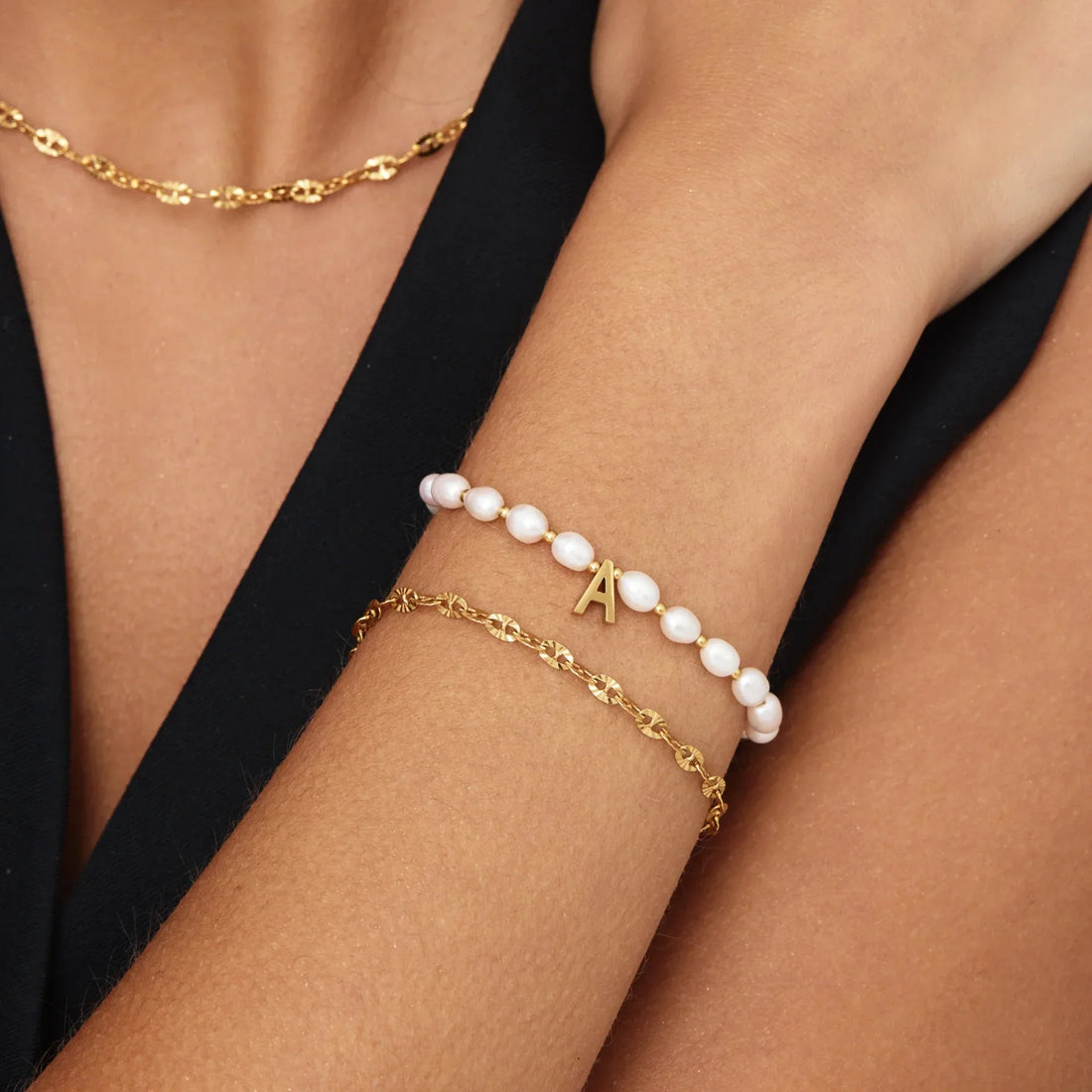 Pulseira de Pérolas com Berloque de Inicial