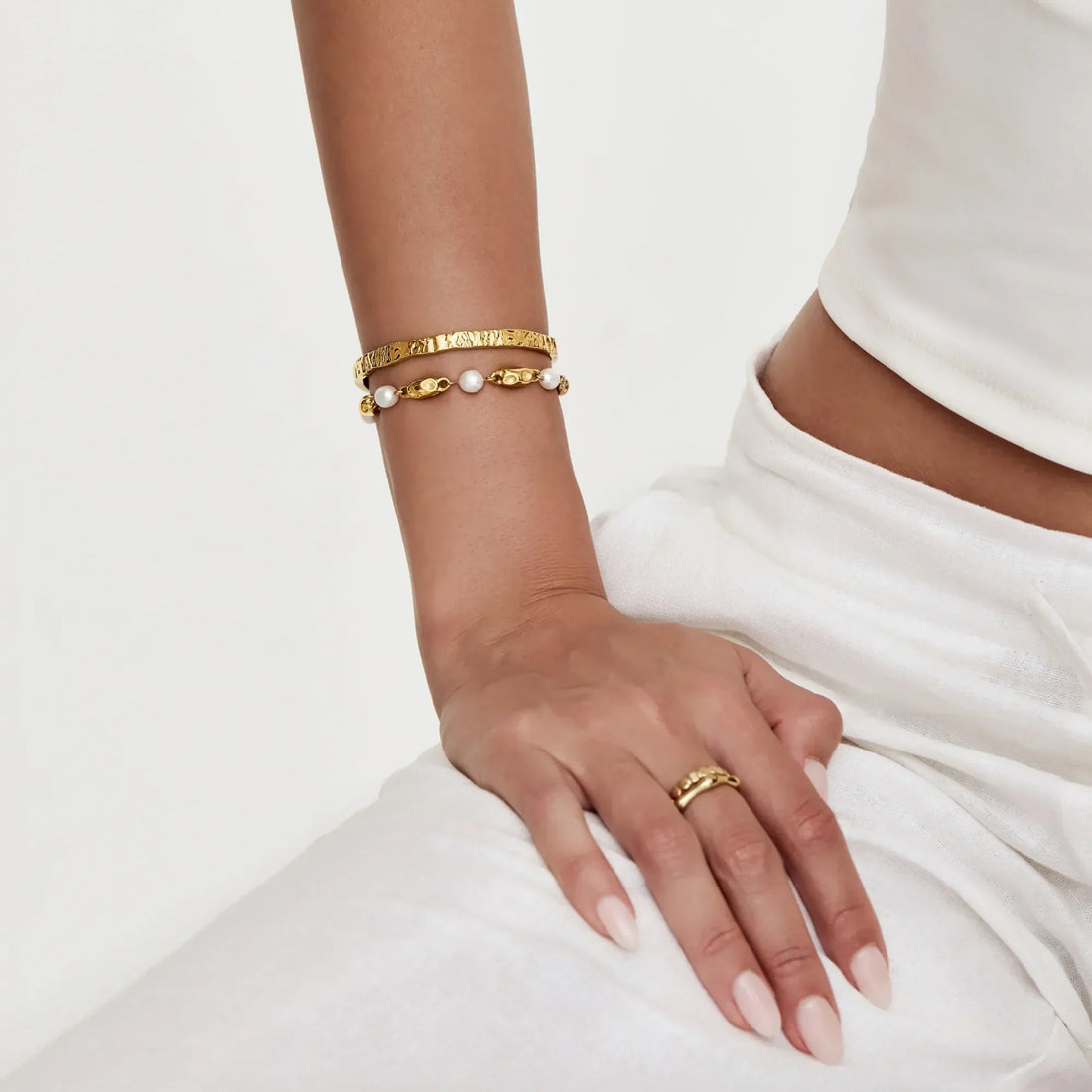 Pulseira de Pérolas de Água Doce com Detalhes Dourados