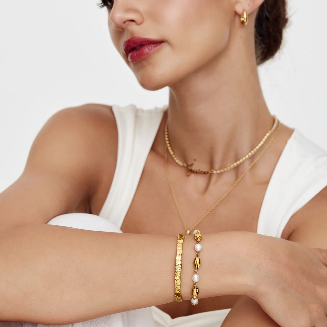 Pulseira de Pérolas de Água Doce com Detalhes Dourados