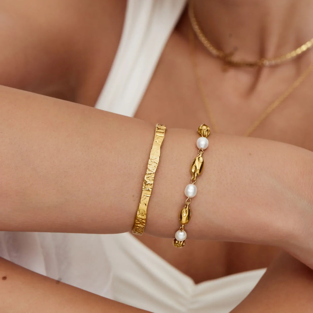 Pulseira de Pérolas de Água Doce com Detalhes Dourados