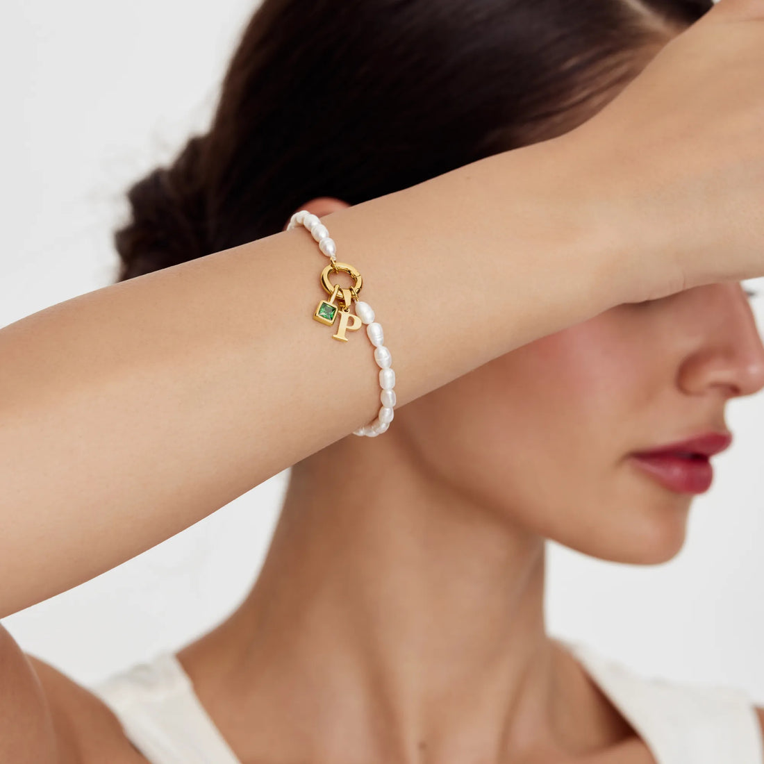 Pulseira de Pérola com Inicial e Pedra de Nascimento
