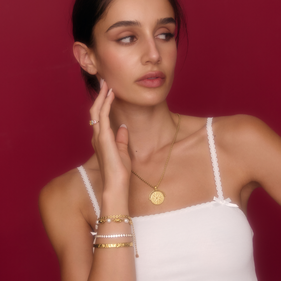 Pulseira de Pérolas de Água Doce com Detalhes Dourados