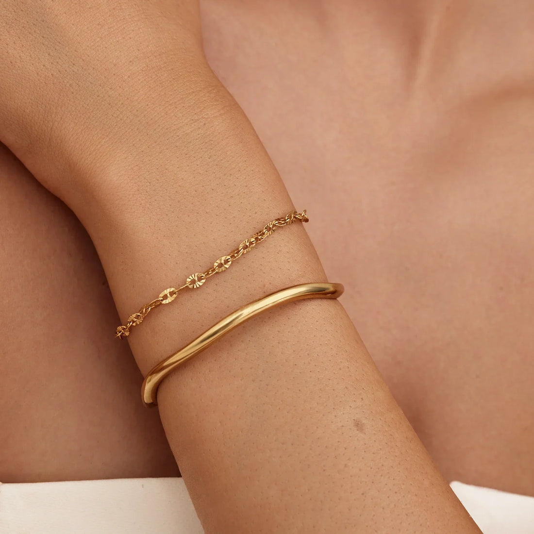 Pulseira Cuff Escultórica em Onda