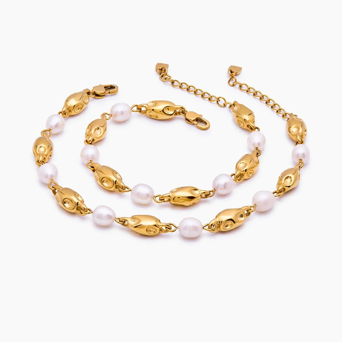 Pulseira de Pérolas de Água Doce com Detalhes Dourados